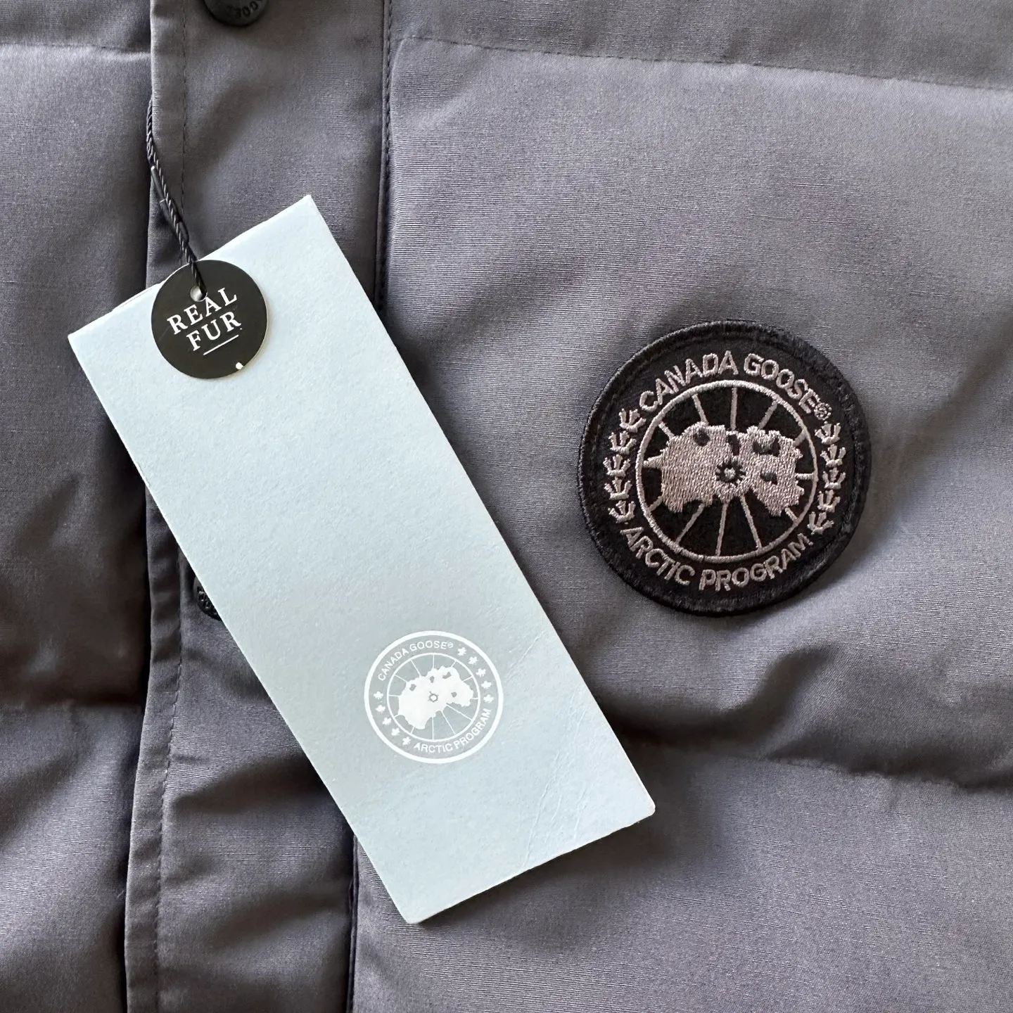P380 Top real shot - Style number: TT119 Canada Goose has always been recognized as the warmest down jacket. Various Instagram celebrities, Internet celebrities, and celebrities often wear it for street photos. I make Canada Goose every year, but I still can't get rid of my love for the goose. No matter how cold the days are, there is no need to be afraid because of the care of the goose. The down vest is definitely a concave shape in autumn and winter. It is a trading company order model, exclusively launched! The purchase at the counter is the same as the genuine original clothes. Pay attention to the matching. There is velvet on the back collar, which is more warm. There is a zippered hidden pocket on the inside, and the genuine net pocket is synchronized inside. You need to compare the genuine products at any time. All the accessories are custom-made from the original factory. 1️⃣Fabric: Domestic exclusive Japanese original fabric with characteristics: waterproof, drill-proof, anti-fading, 24-count calendered woolen surface (waterproof level conforms to the ball raincoat level) 2️⃣Down: national standard 80 white duck down Supports identification (many on the market are 50 velvet and recharged in order) with better thermal insulation performance, light and not heavy, and good recovery of fluffiness after compression!  3️⃣Zipper: Original factory customized zipper with clear engraving and perfect texture. Original customized authentic YKK military-grade copper core zipper puller that can withstand hundreds of thousands of pulls. 4️⃣Embroidery: Imported new Behringer embroidery machine customized with 10,000-needle electric embroidery, full/three-dimensional/clear! 5️⃣: 400D high-density count liner fabric in the inner liner completely eliminates the problem of velvet leakage and velvet leakage. In the down woven category, there is no bragging. There is currently almost no one that can do better than us! Make an original product with care, so that every customer has the confidence to introduce it to his customers: This is the top replica version in China. A good product does not need too much soft text to set it off. Color: black, gray, off-white, size: Please note that slight color differences on the product are normal and will not be used as a reason for return or exchange. #Due to different monitor display pixels and external factors such as shooting lighting